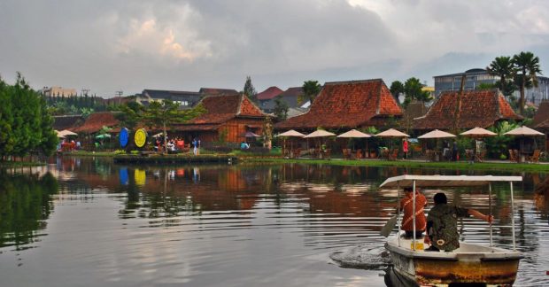 villa dekat floating market lembang